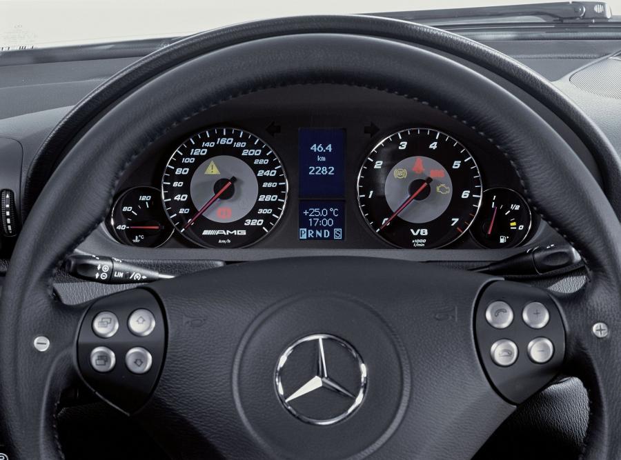 Панель приборов Mercedes-Benz C55 AMG 2005 года  (фото 17 из 37)